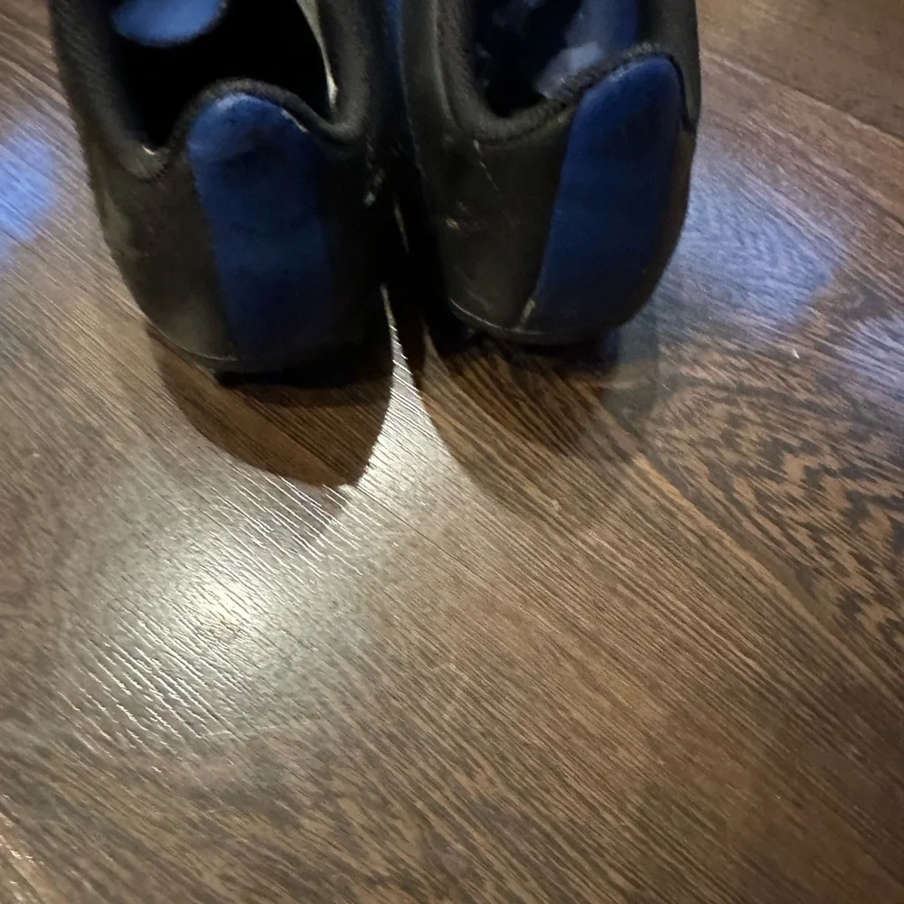 Soccer Cleats, Size 2 1/2 - Picture 3 of 5